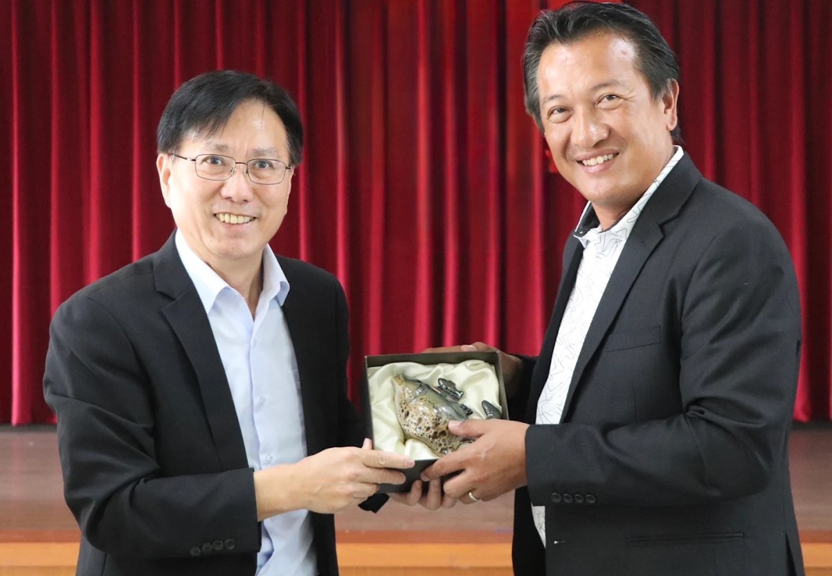 漁業署王茂城署長致贈石斑魚茶壺予巴丹群島省Ronald P_ Aguto, Jr_省長