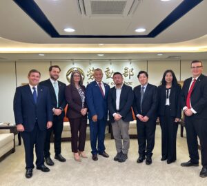 洪申翰部長與美國聯邦暨各州勞工行政官員團成員合影