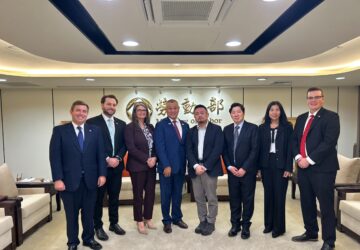 洪申翰部長與美國聯邦暨各州勞工行政官員團成員合影