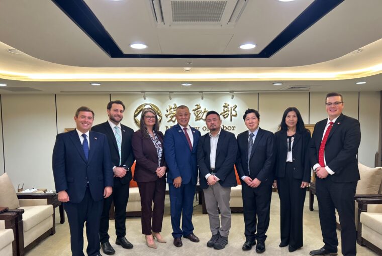 洪申翰部長與美國聯邦暨各州勞工行政官員團成員合影