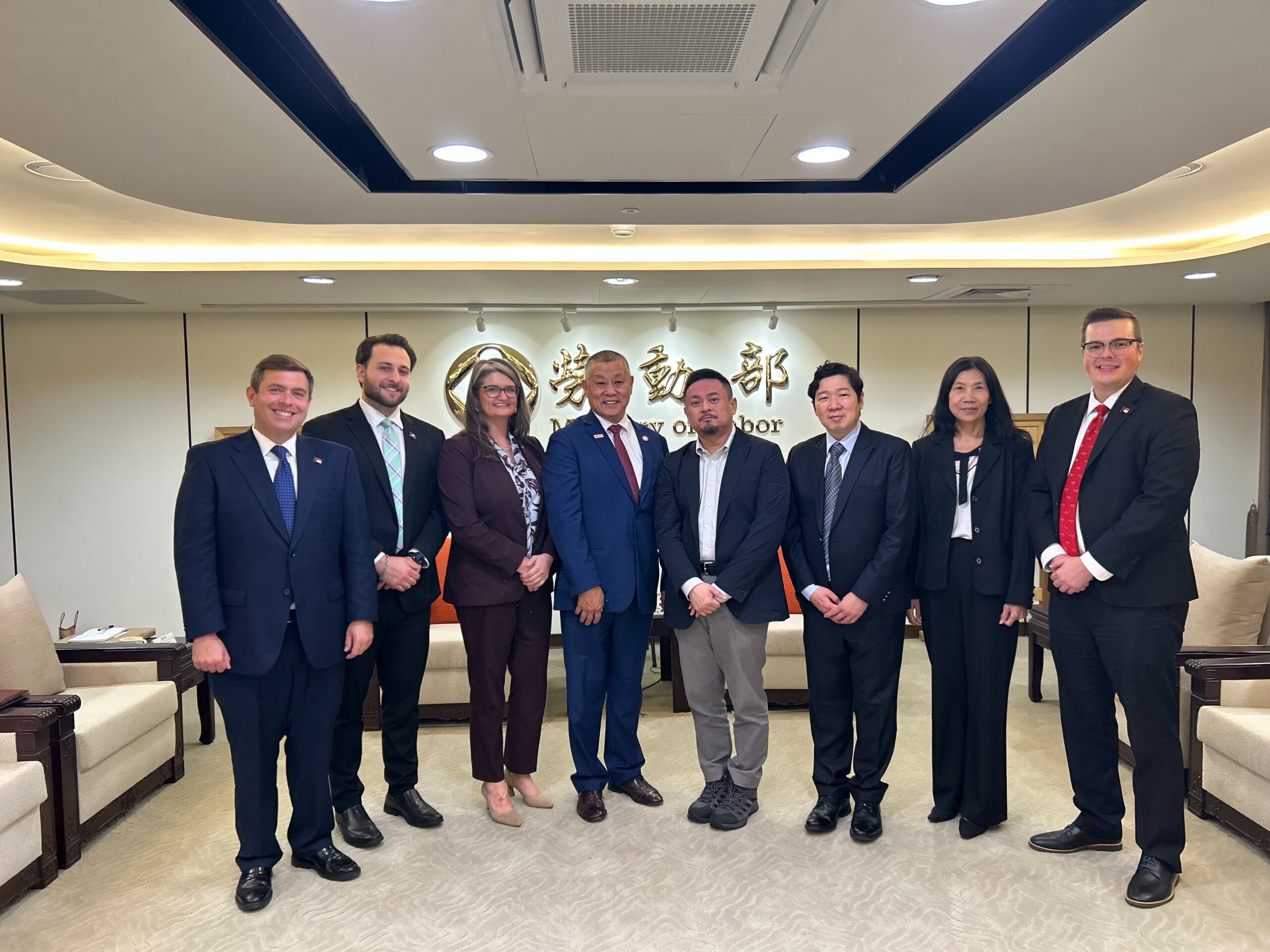洪申翰部長與美國聯邦暨各州勞工行政官員團成員合影