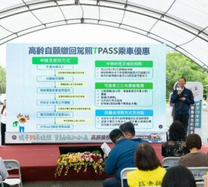 明年5月起高齡換照新制將上路 11月由醫師在全國宣導說明。圖/交通部