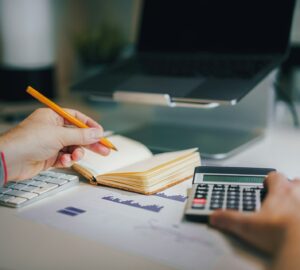 ตัวอย่างการคำนวณการปรับเบี้ยประกันภัยแรงงาน/สุขภาพ และค่าล่วงเวลาแรงงานต่างชาติ ปี 2026. photo/Unsplash