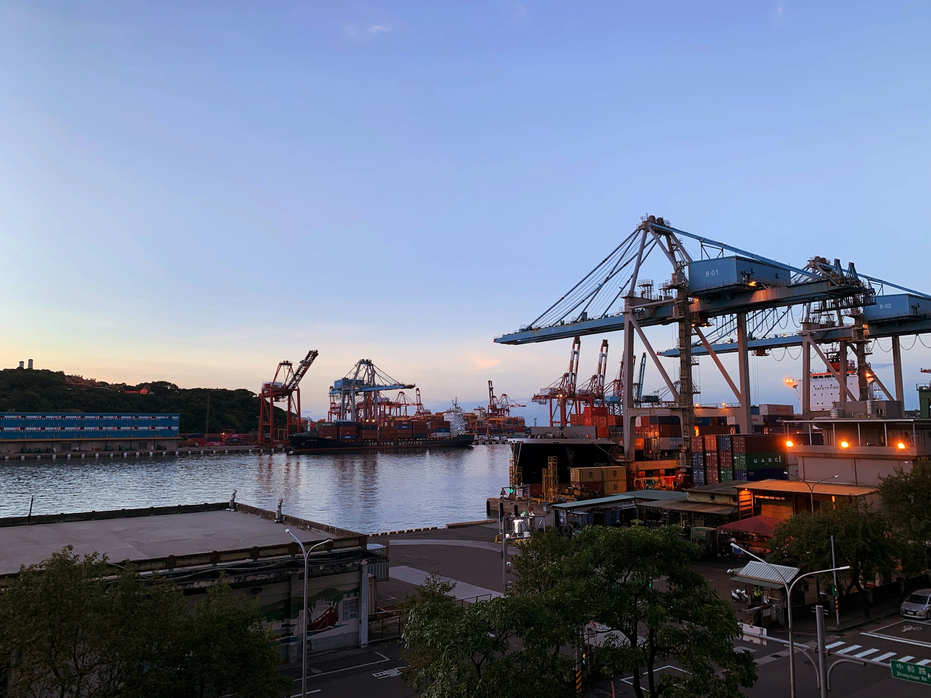 ไต้หวันวางแผนขยายการรับสมัครบุคลากรด้านเทคนิคชาวต่างชาติในปีหน้า; งานเทคนิคท่าเรือพาณิชย์จะเปิดรับสมัคร. photo/Unsplash