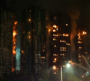 大火映照移工真情守護 省思危難下的脆弱與需要。圖／Unsplash