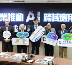 「印刷產業推動AI跨域應用成果記者會」展示印刷業導入AI應用成果，圖為經濟部產業發展署邱求慧署長與亮點成果企業合影