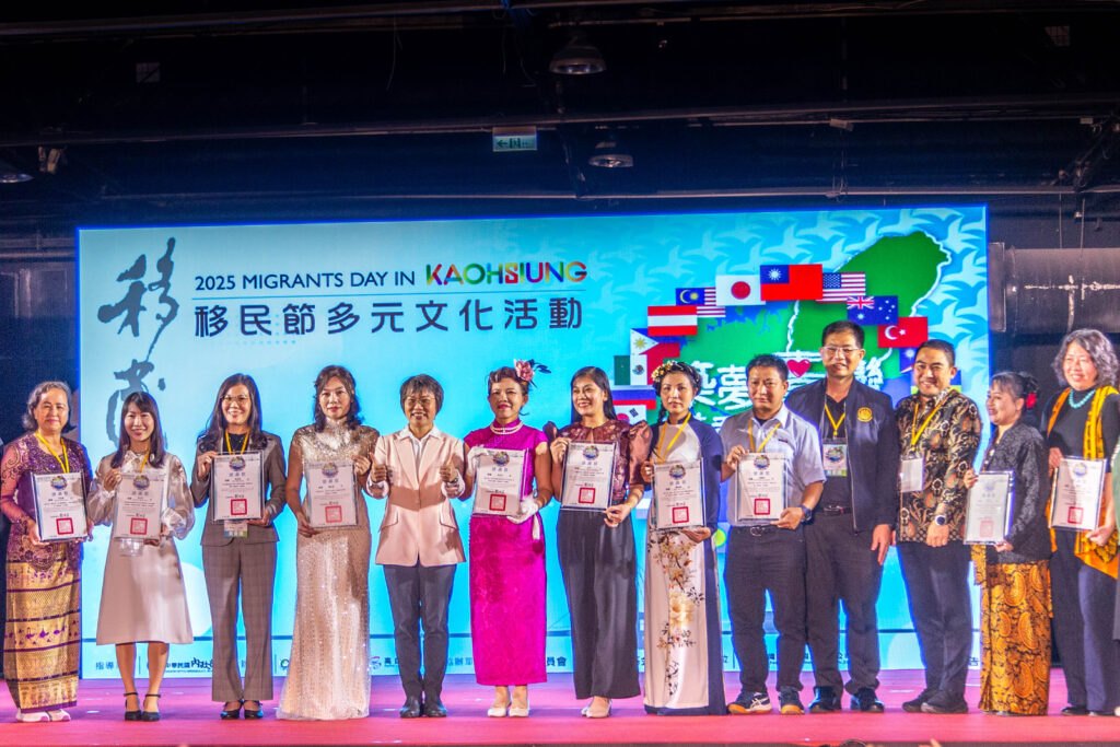 內政部長劉世芳頒獎表揚10位優秀貢獻新住民及移工。圖／內政部