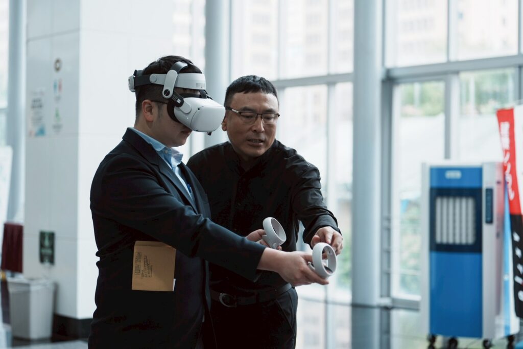 會場展示體感化學災害VR、指揮官兵棋推演系統及主動式智慧防災系統等科技。圖/職安署