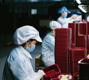 關稅政策有遞延效應減輕產業經營壓力 僱用安定措施延長9大行業延續適用。圖/Pixabay