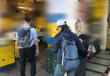 俄籍女子「假觀光真賣旗」騙愛心　移民署聯手警方迅速查獲 將強制驅逐出國。圖／移民署