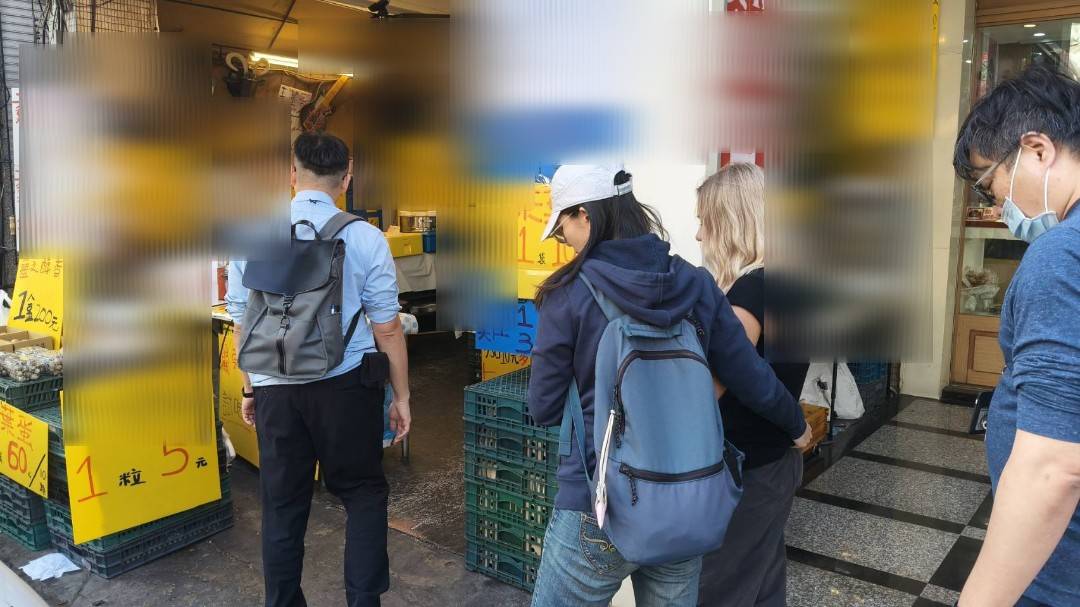 俄籍女子「假觀光真賣旗」騙愛心 移民署聯手警方迅速查獲 將強制驅逐出國。圖/移民署