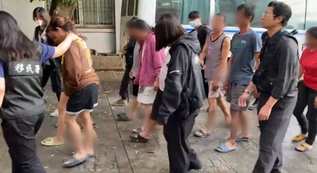 Thai nationals found working illegally are brought back to the New Taipei City Specialized Operation Brigade for detention in accordance with the law. photo/NIA