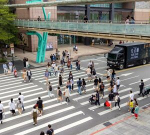 非本國籍常住人口122.3萬 占比創高全國2,371萬人 本國籍年減10萬人