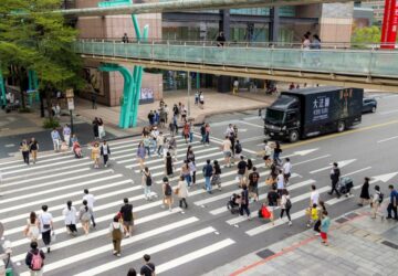 非本國籍常住人口122.3萬 占比創高全國2,371萬人 本國籍年減10萬人