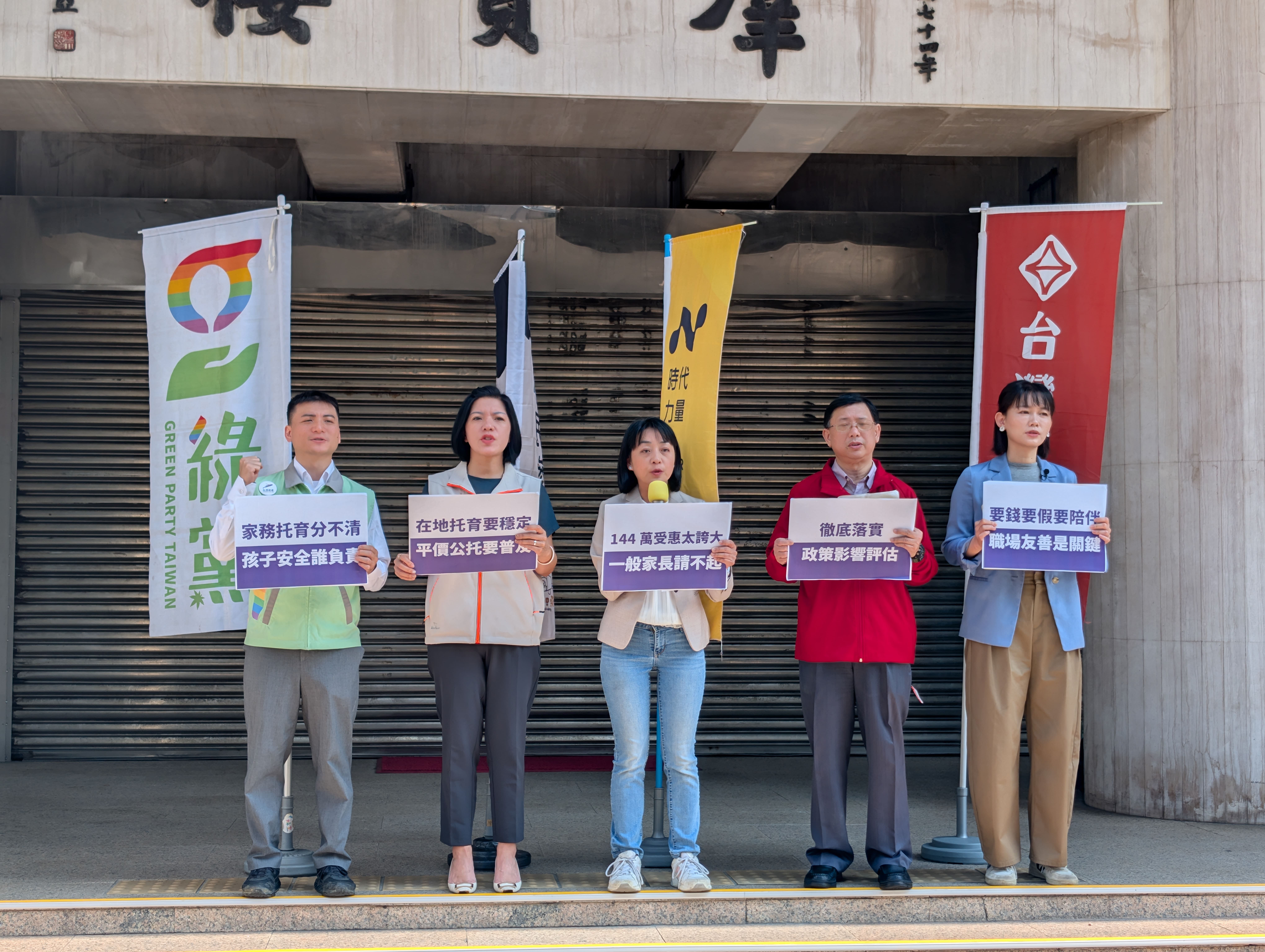 外籍幫傭資格鬆綁小黨質疑少數受益 籲納入未符聘外看標準的三明治世代