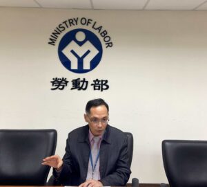 禁止雇主、仲介保管證件 移工也適用