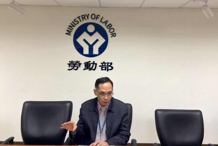 禁止雇主、仲介保管證件 移工也適用