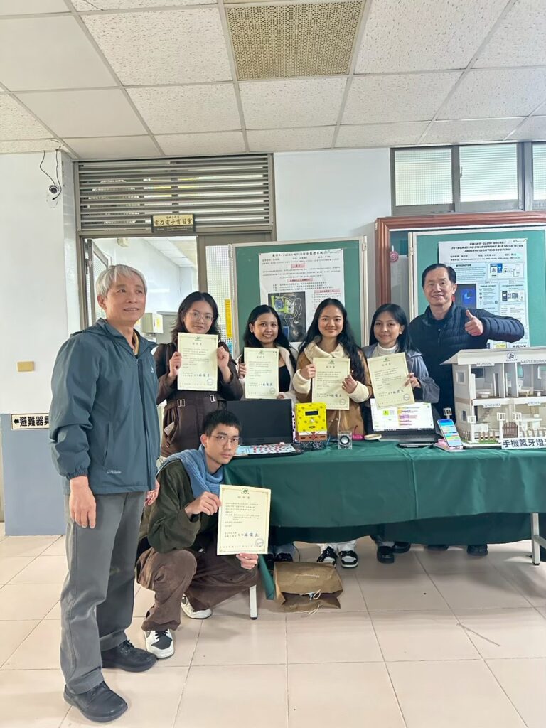 馬冬妮後排左1與組員製作作品「基於Arduino的LED安全監控系統」獲得校內專題競賽佳作。圖／崑大