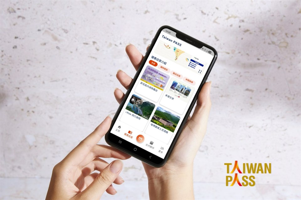 購買Taiwan-PASS並透過APP完成開卡後，即可於手機查看交通票券、優惠店家資訊並領取專屬優惠