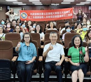 新住民媽媽一手抱哭娃一手忙填表 移民署志工暖心泡牛奶助安心辦證。圖／移民署