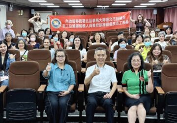 新住民媽媽一手抱哭娃一手忙填表 移民署志工暖心泡牛奶助安心辦證。圖/移民署