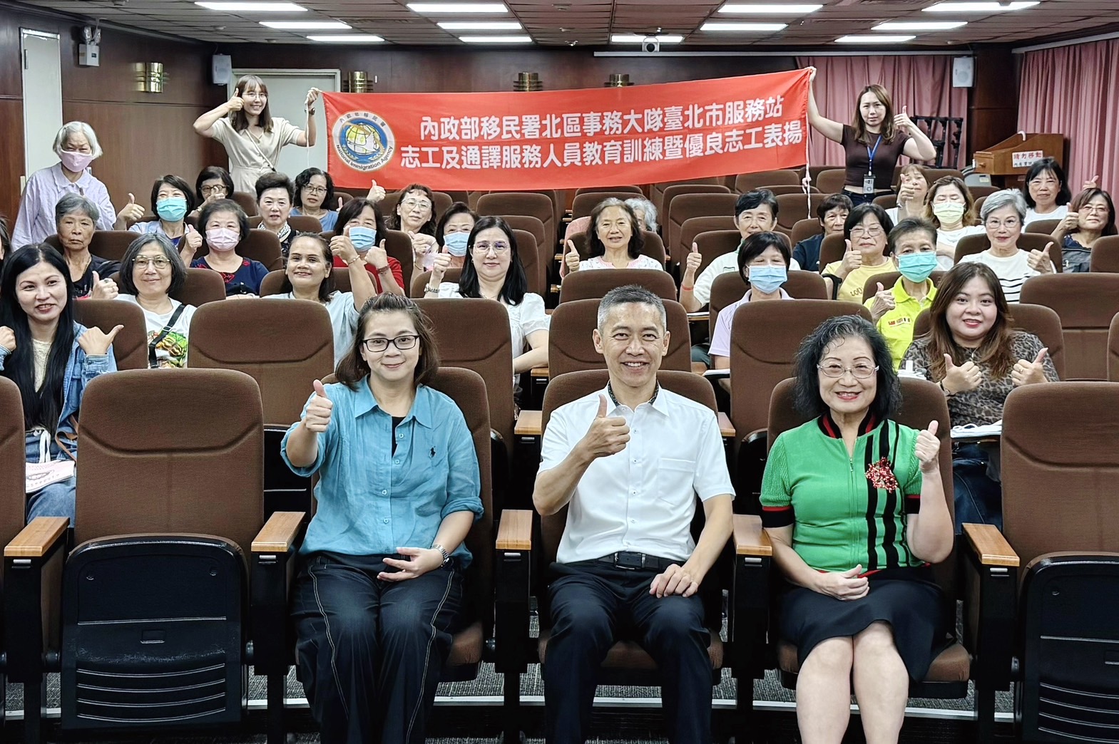 新住民媽媽一手抱哭娃一手忙填表 移民署志工暖心泡牛奶助安心辦證。圖/移民署