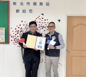 鑽研AI技術力助臺醫療創新 印尼學者呂安豐博士獲頒梅花卡。圖／移民署