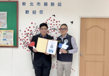 鑽研AI技術力助臺醫療創新 印尼學者呂安豐博士獲頒梅花卡。圖／移民署