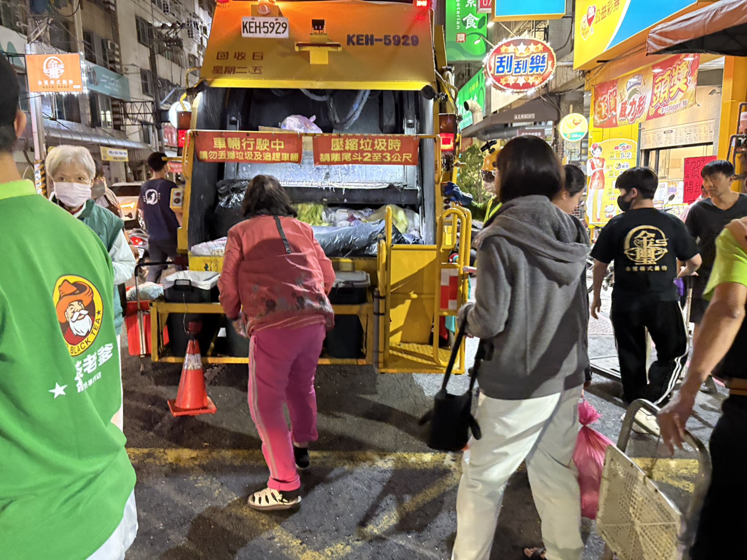กำหนดการรถขยะให้บริการตามปกติในช่วงวันหยุดวันชาติ. photo/Kaohsiung City Government
